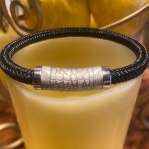 BRACELET  W/O TAG MEN’S SNAP ON MAGNET BRACELET👤GREAT GIFT🌲🌲🌲🌲OFFERS COND.